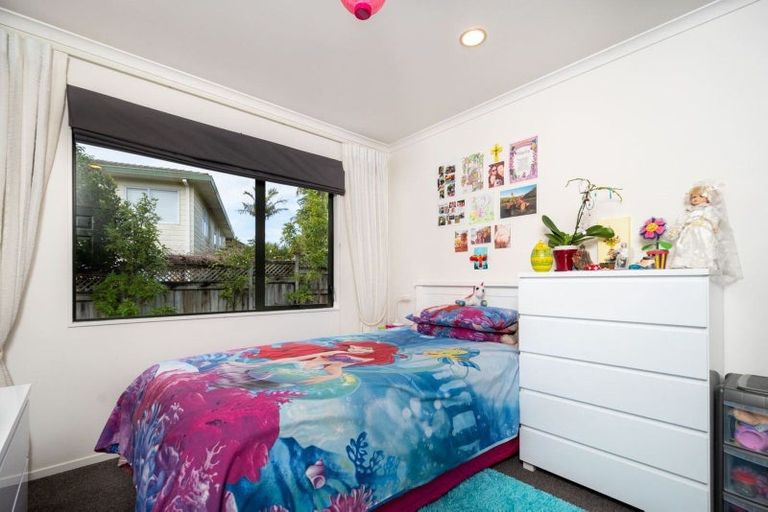 Photo of property in 35 Vermeer Place, West Harbour, Auckland, 0618