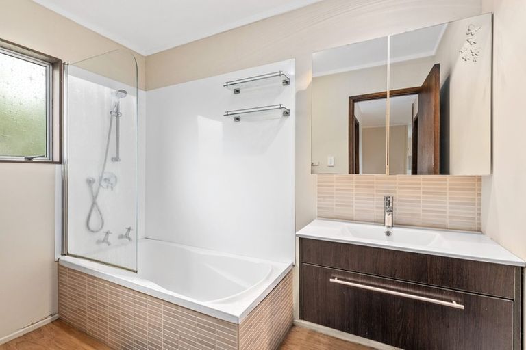 Photo of property in 2/10 Mahara Avenue, Birkenhead, Auckland, 0626