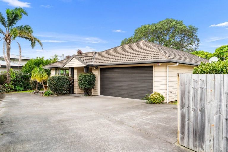 Photo of property in 11 Miami Place, One Tree Point, 0118