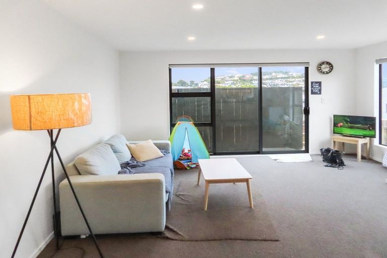 Photo of property in 60a Stewart Drive, Newlands, Wellington, 6037