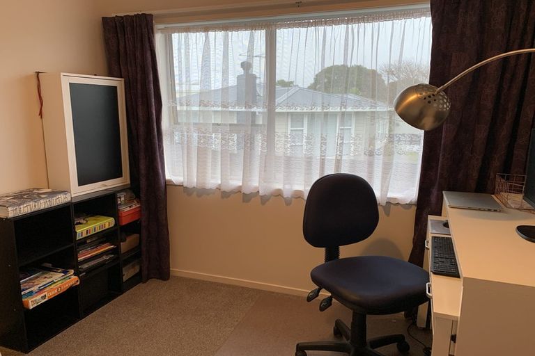 Photo of property in 2/100 Titirangi Road, New Lynn, Auckland, 0600