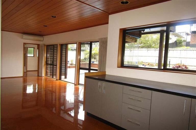 Photo of property in 2/50 Masterton Road, Rothesay Bay, Auckland, 0630