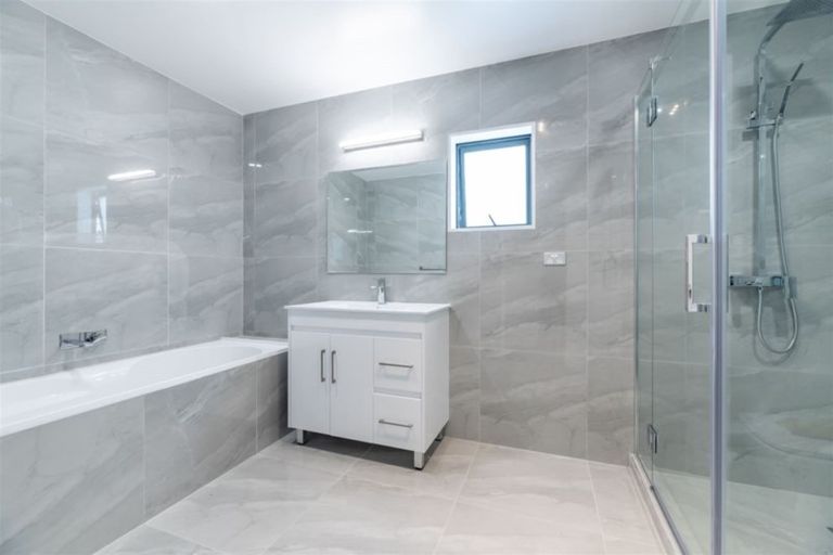 Photo of property in 18b Riverpark Crescent, Henderson, Auckland, 0610