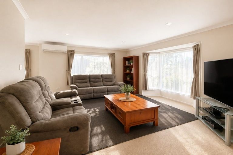 Photo of property in 18 Naul Place, East Tamaki Heights, Auckland, 2016