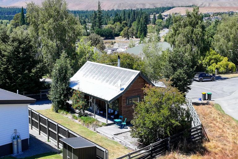 Photo of property in 21 Aorangi Crescent, Lake Tekapo, 7999