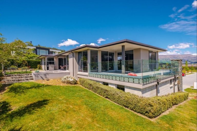Photo of property in 18 Urquhart Place, Wanaka, 9305