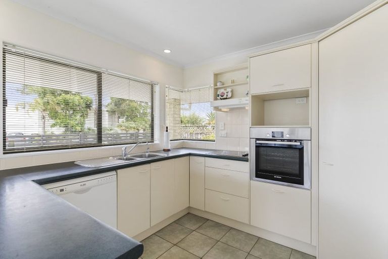 Photo of property in 2 Pat O'connor Place, Manurewa, Auckland, 2105