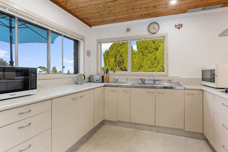 Photo of property in 194 Forest Hill Road, Waiatarua, Auckland, 0612