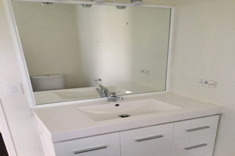 Photo of property in 37 Chatsworth Crescent, Pakuranga Heights, Auckland, 2010