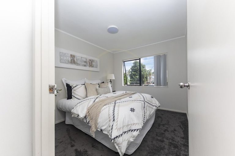 Photo of property in 22 Dungarvon Place, Clendon Park, Auckland, 2103