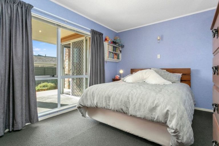 Photo of property in 321 Shakespeare Street, Leamington, Cambridge, 3432