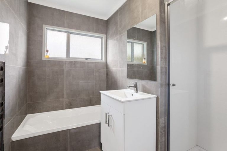 Photo of property in 2/31 Mannering Place, Hillcrest, Auckland, 0627