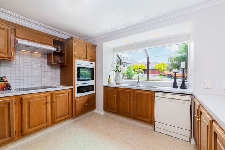 Photo of property in 84 Mirrabooka Avenue, Botany Downs, Auckland, 2010