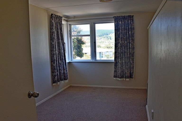 Photo of property in 7 Taylor Terrace, Tawa, Wellington, 5028
