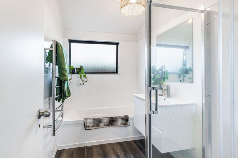 Photo of property in 130 Colwill Road, Massey, Auckland, 0614