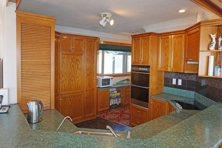 Photo of property in 104 Marine Parade, Bluff, 9814