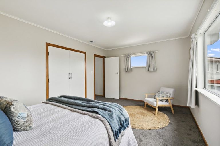 Photo of property in 12 Kinapori Terrace, Newlands, Wellington, 6037