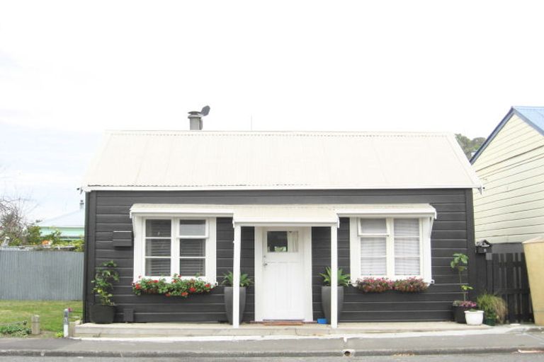 Photo of property in 2 Chaucer Road, Hospital Hill, Napier, 4110