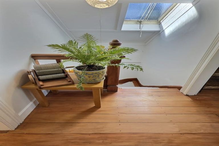 Photo of property in 37 Milton Road, Bluff Hill, Napier, 4110