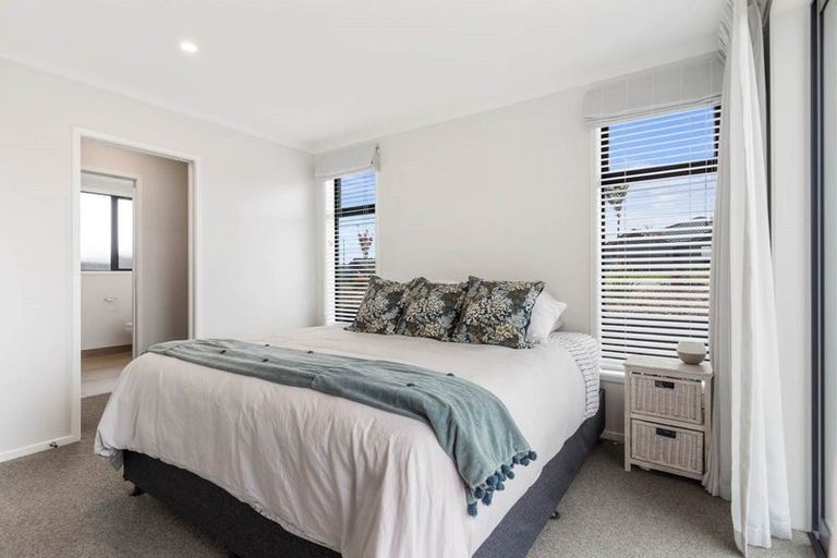 Photo of property in 2 Routeburn Lane, Karaka, 2124