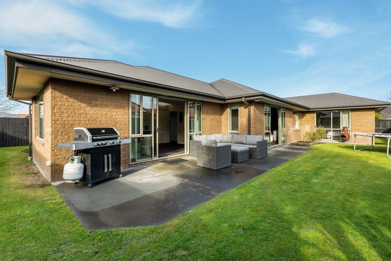 Photo of property in 73 Coolspring Way, Redwood, Christchurch, 8051