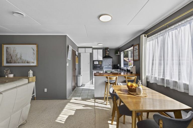 Photo of property in 35 Riversdale Drive, Merrilands, New Plymouth, 4312
