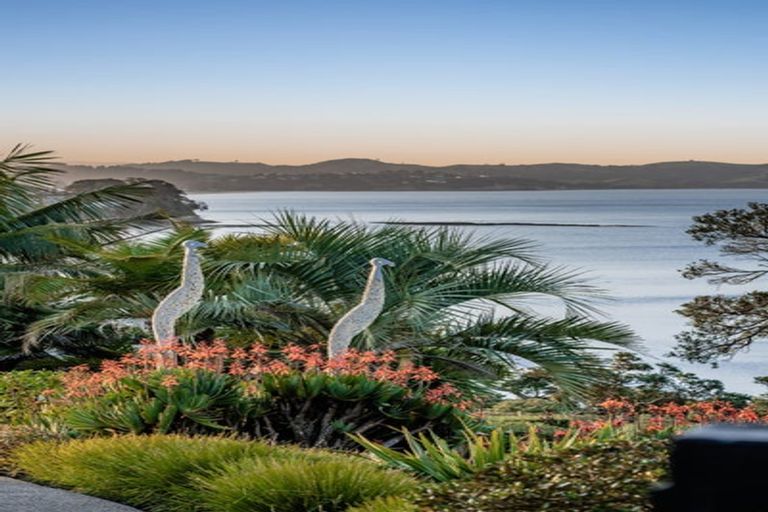 Photo of property in 33 Chelverton Terrace, Red Beach, 0932