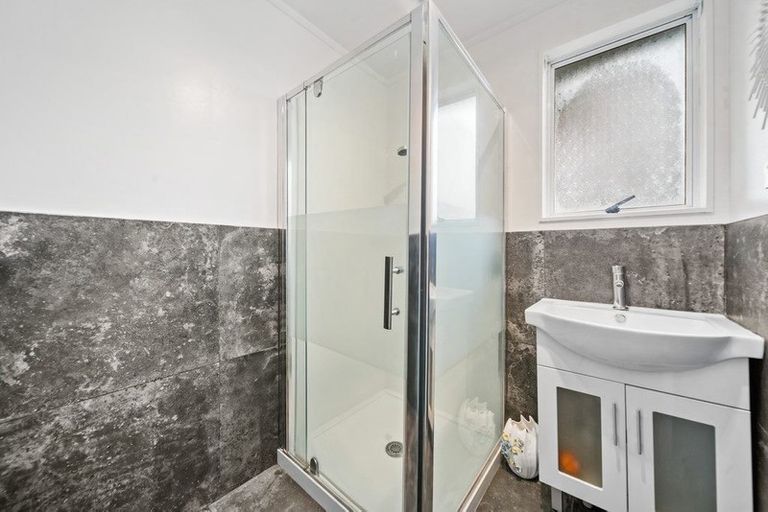 Photo of property in 1/3 Sparrow Place, Weymouth, Auckland, 2103