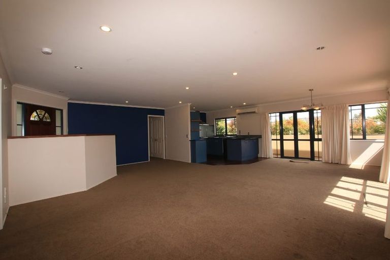 Photo of property in 7a Roberts Road, Glenfield, Auckland, 0629
