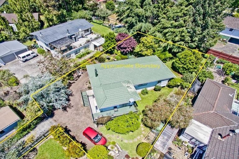 Photo of property in 35 Larissa Avenue, Henderson, Auckland, 0610