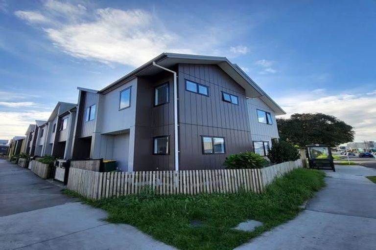 Photo of property in 1 Eileen Newey Place, Henderson, Auckland, 0612