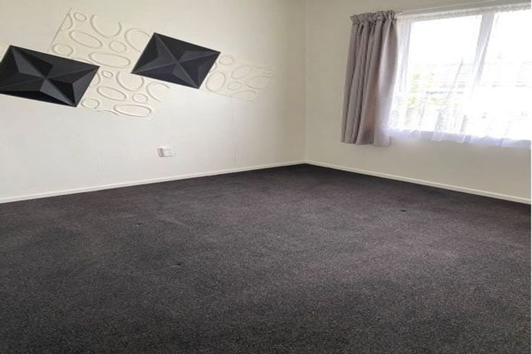 Photo of property in 135 View Road, Sunnyvale, Auckland, 0612