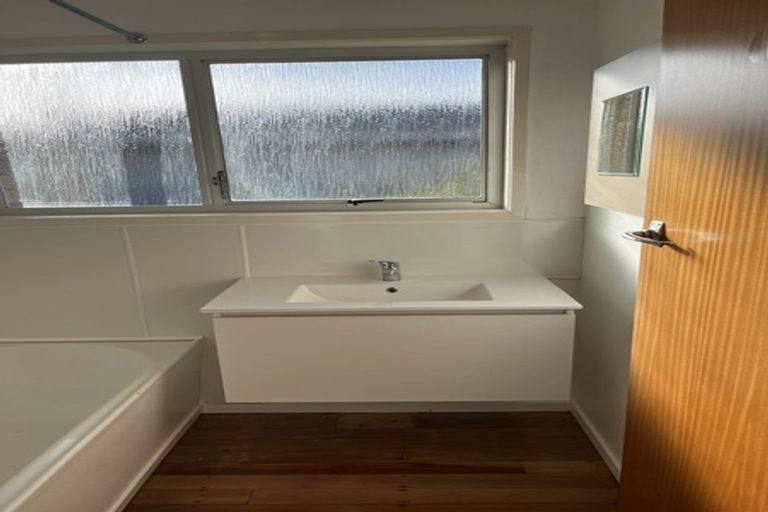 Photo of property in 1/24 Hillcrest Avenue, Hillcrest, Auckland, 0627