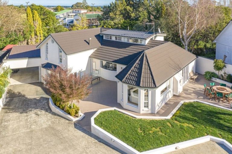 Photo of property in 2 Burtts Road, Durie Hill, Whanganui, 4500