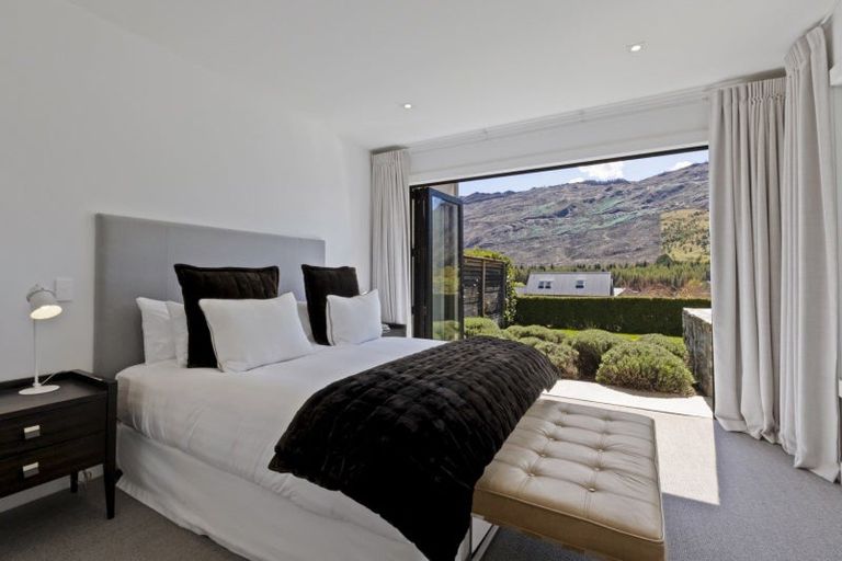 Photo of property in 1 Owen Marshall Lane, Arrowtown, 9371
