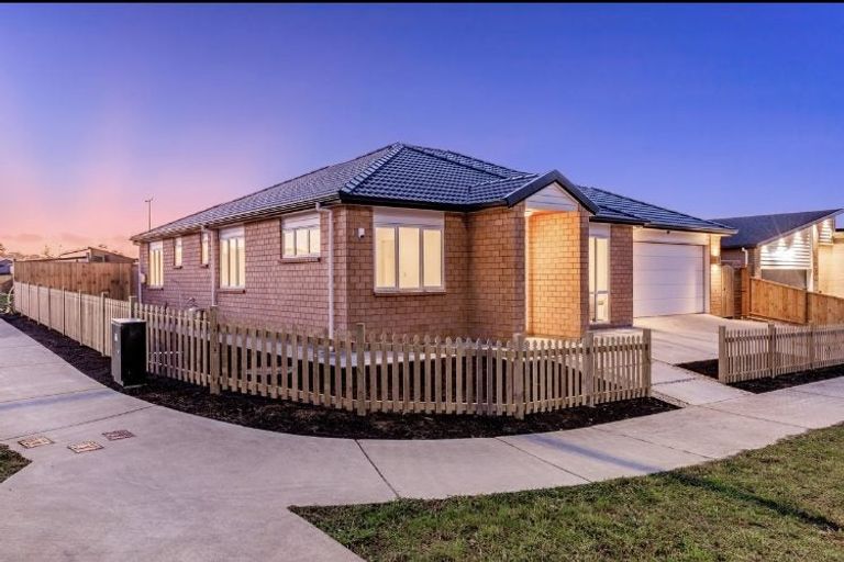 Photo of property in 3 Konoba Avenue, Kumeu, 0810