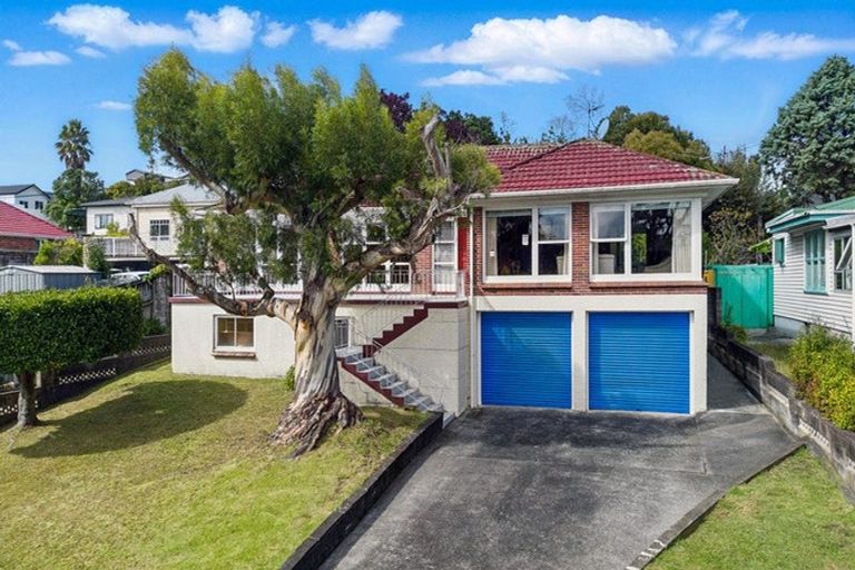 Photo of property in 18 Millbrook Road, Henderson, Auckland, 0612