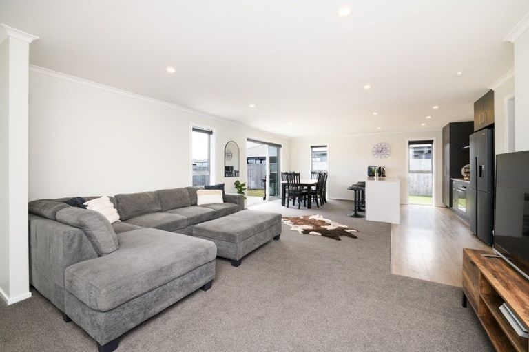 Photo of property in 20 Sardinia Grove, Fitzherbert, Palmerston North, 4410