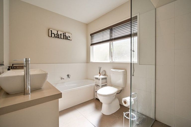 Photo of property in 16 Hikanui Drive, Havelock North, 4130