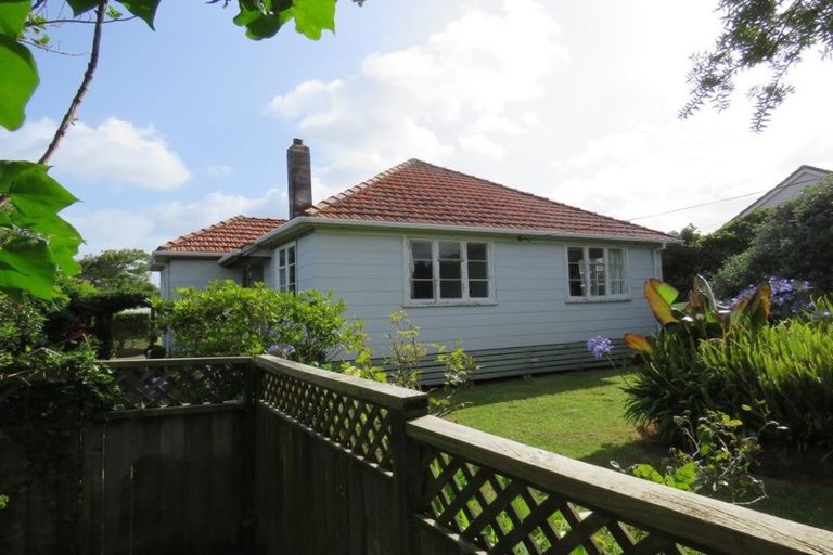 Photo of property in 62 Omata Road, Marfell, New Plymouth, 4310