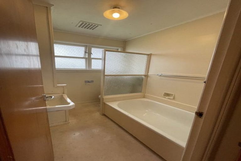 Photo of property in 12c Dawn Place, Te Atatu South, Auckland, 0610