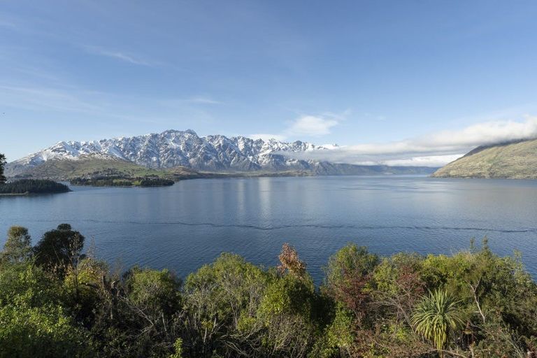 Photo of property in 6 Matau Place, Fernhill, Queenstown, 9300