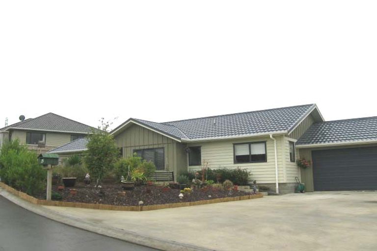 Photo of property in 25 James Nairn Grove, Riverstone Terraces, Upper Hutt, 5018