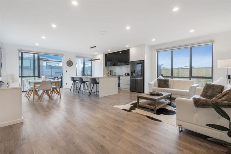 Photo of property in 21 Craigs Way, Hobsonville, Auckland, 0616