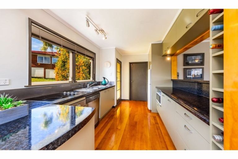 Photo of property in 72 La Rosa Street, Green Bay, Auckland, 0604