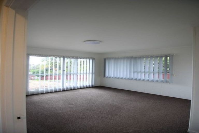 Photo of property in 2/587 Glenfield Road, Totara Vale, Auckland, 0629