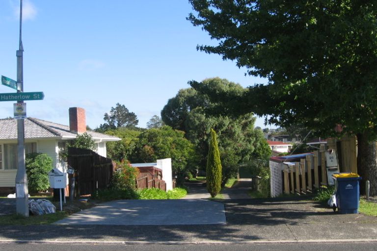 Photo of property in 1/26 Hatherlow Street, Glenfield, Auckland, 0629