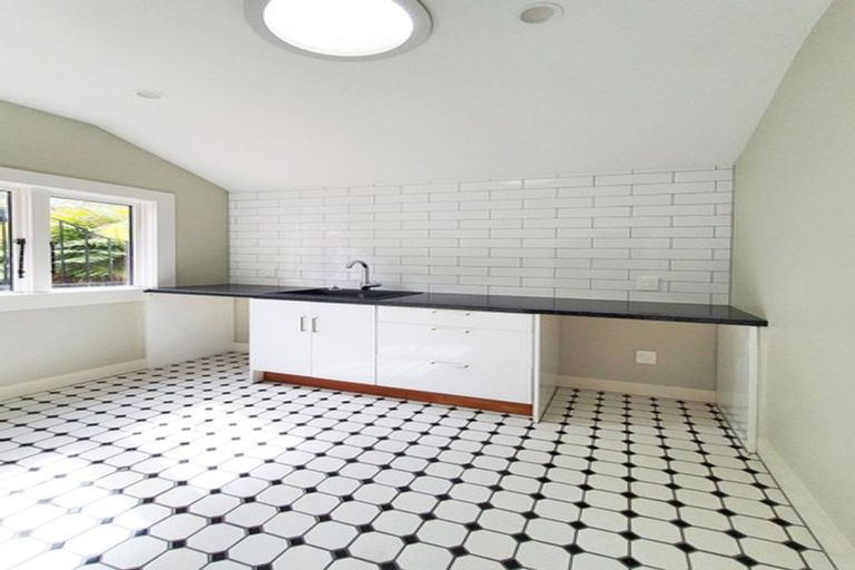 Photo of property in 8 Cobden Road, Bluff Hill, Napier, 4110