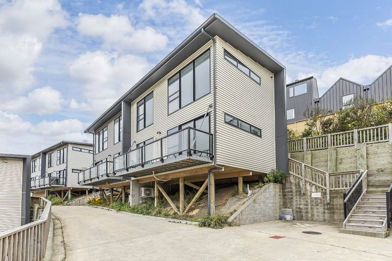 Photo of property in 15 Ara Patukawenga, Tawa, Wellington, 5028