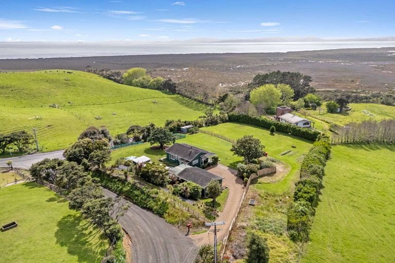 Photo of property in 5 Mcleod Road, South Head, Helensville, 0874